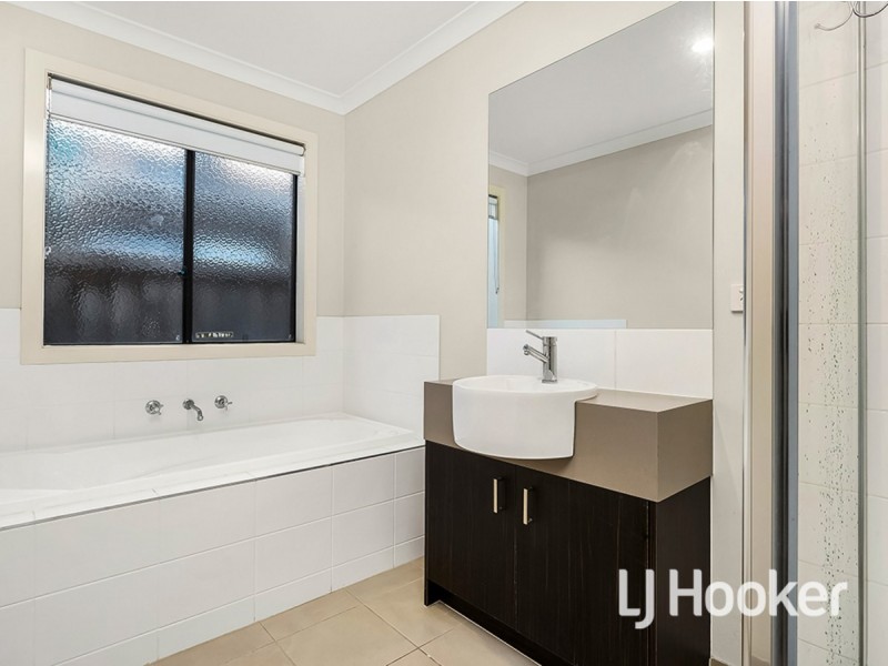 204 Saltwater Promenade, Point Cook VIC 3030