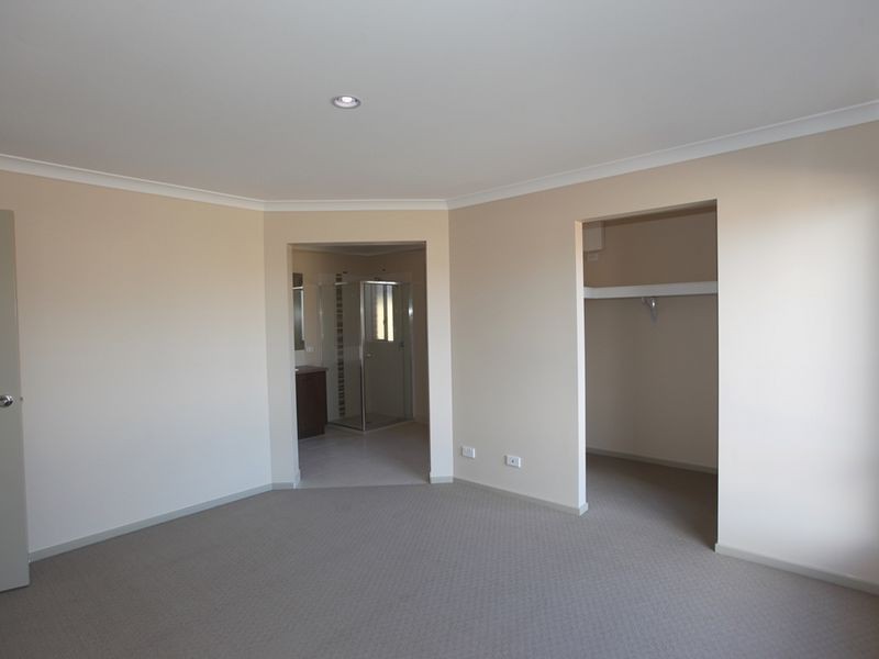 5 Warren Place, Truganina VIC 3029