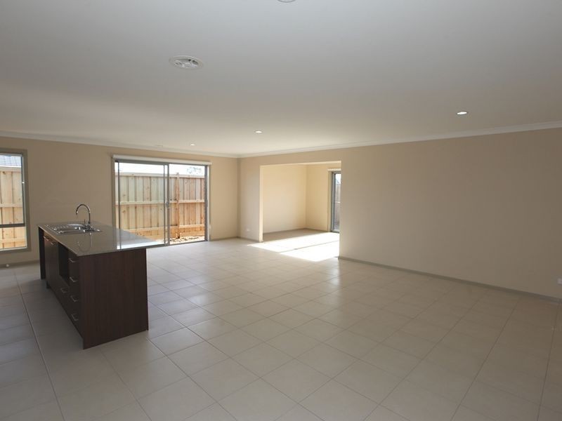 5 Warren Place, Truganina VIC 3029