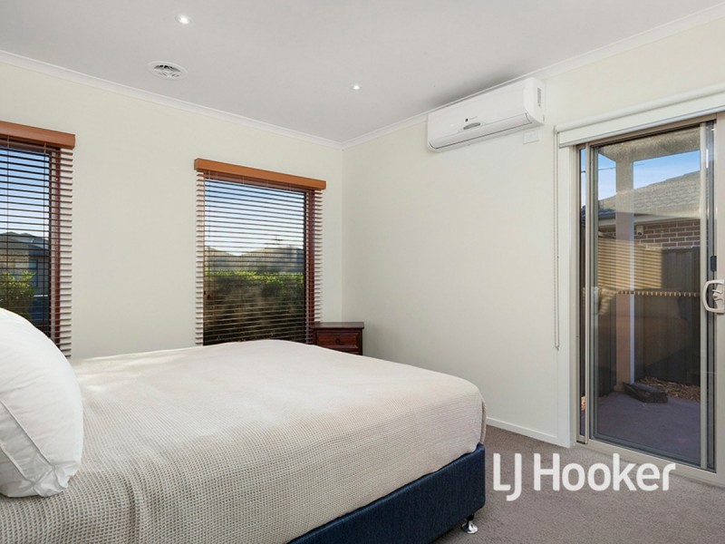 33 Regal Road, Point Cook VIC 3030