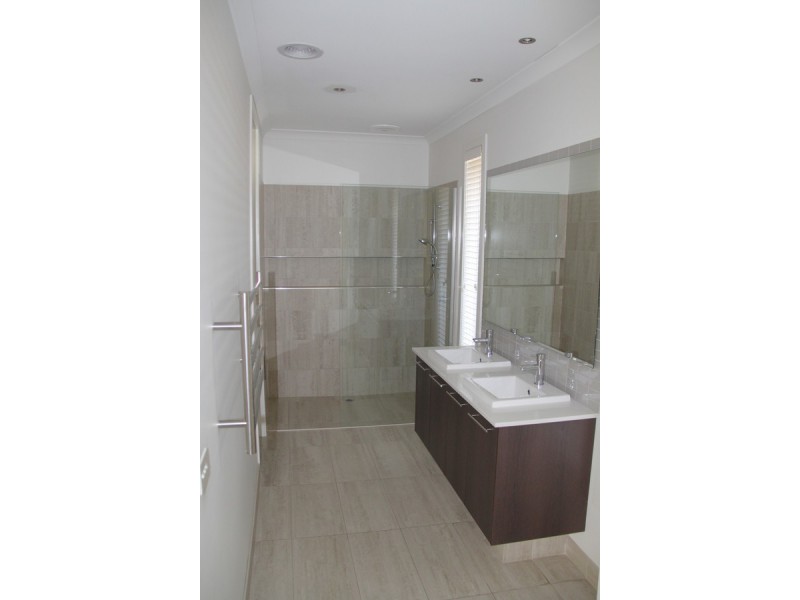 3 Tobago Avenue, Point Cook VIC 3030