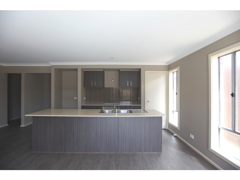 24 Bolivar Esplanade, Truganina VIC 3029