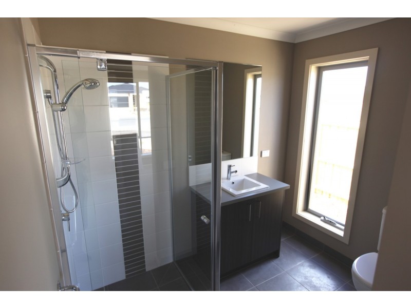 24 Bolivar Esplanade, Truganina VIC 3029