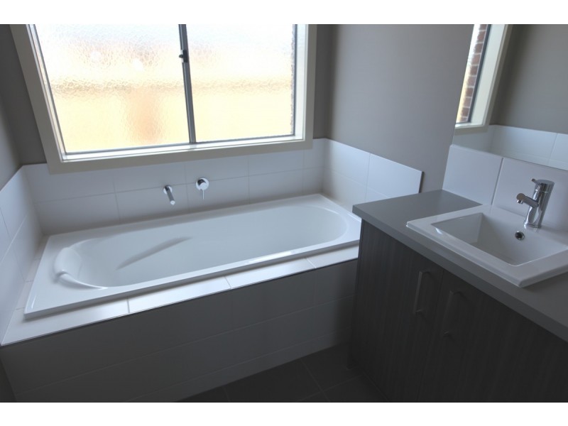 24 Bolivar Esplanade, Truganina VIC 3029