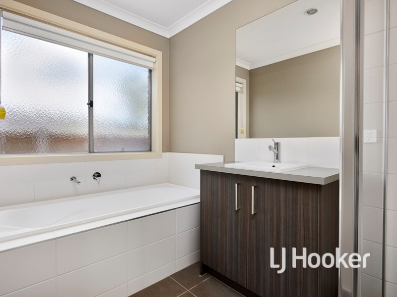 24 Bolivar Esplanade, Truganina VIC 3029