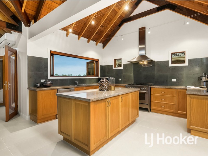 7 Classic Court, Sanctuary Lakes VIC 3030