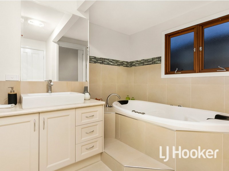 7 Classic Court, Sanctuary Lakes VIC 3030