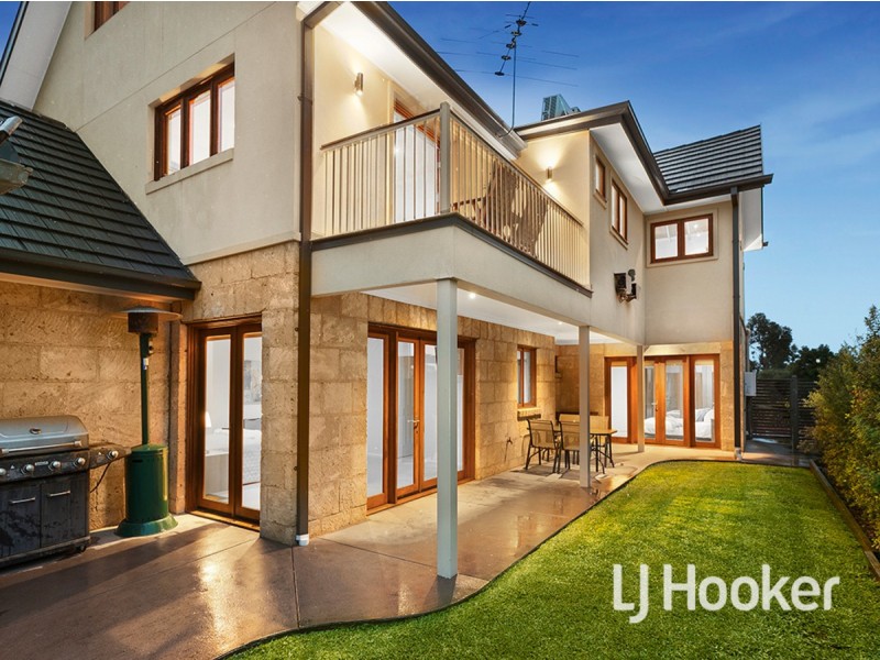 7 Classic Court, Sanctuary Lakes VIC 3030