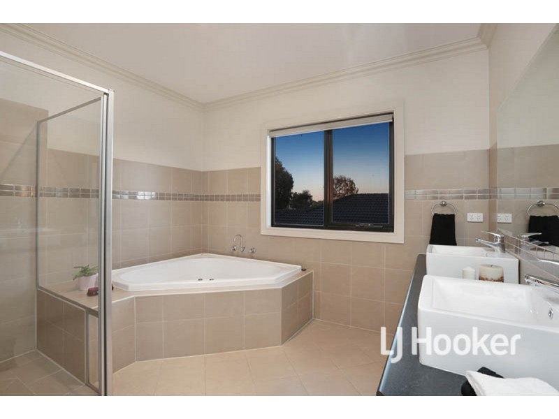 11 Rockefeller Way, Sanctuary Lakes VIC 3030