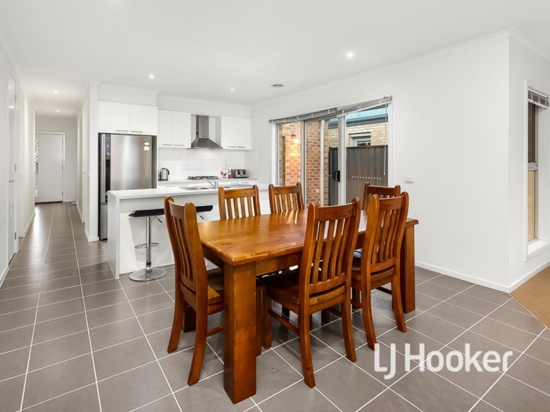 16 Derham Drive, Point Cook VIC 3030