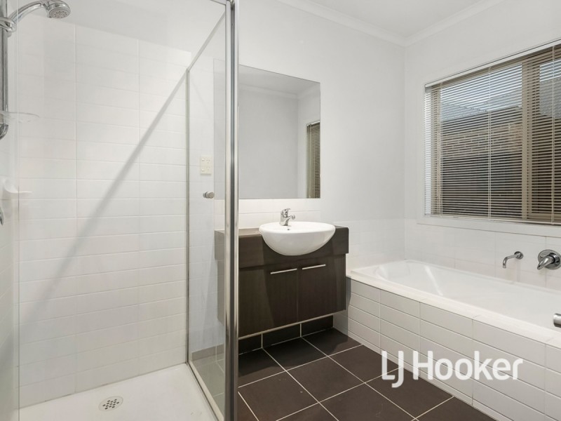 16 Derham Drive, Point Cook VIC 3030