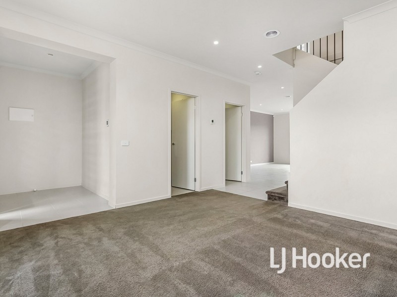 6 Broadbeach Circuit, Sanctuary Lakes VIC 3030