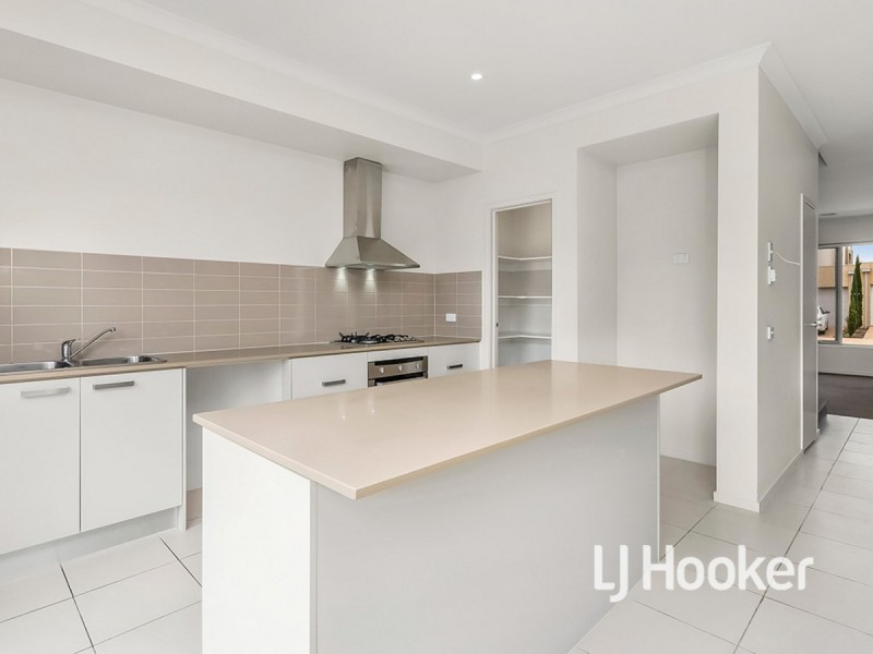 6 Broadbeach Circuit, Sanctuary Lakes VIC 3030