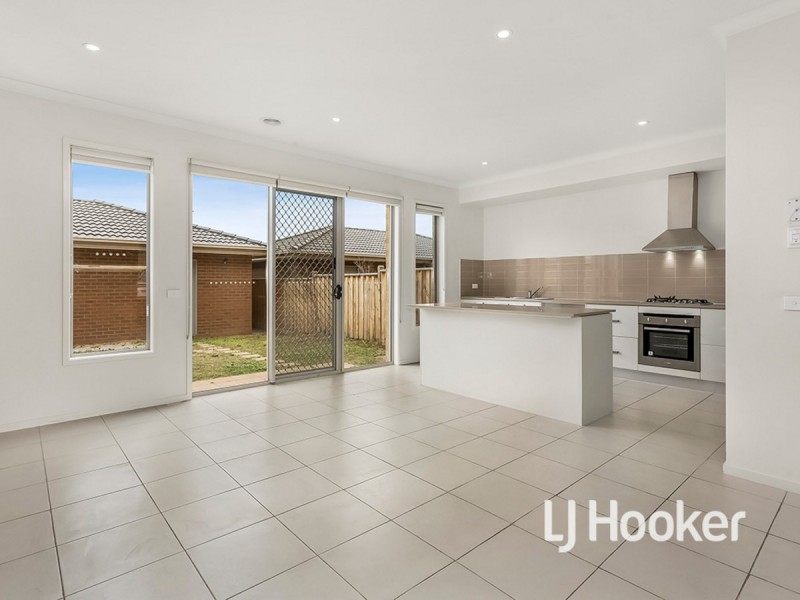 6 Broadbeach Circuit, Sanctuary Lakes VIC 3030