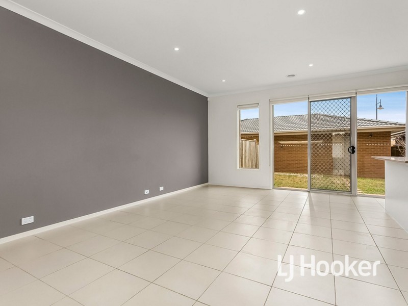 6 Broadbeach Circuit, Sanctuary Lakes VIC 3030