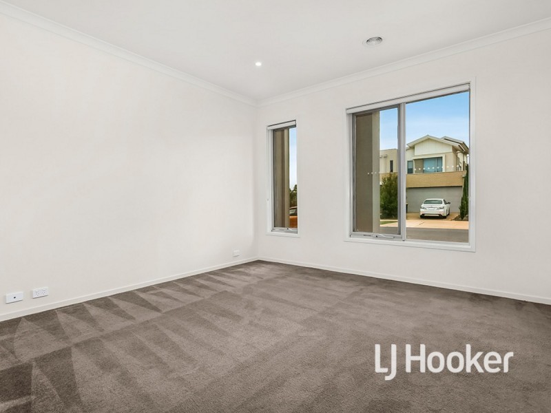 6 Broadbeach Circuit, Sanctuary Lakes VIC 3030