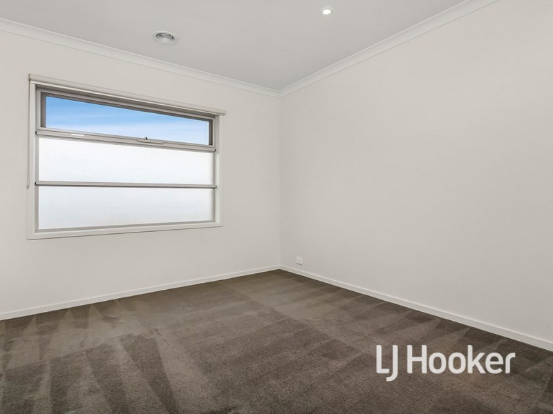 6 Broadbeach Circuit, Sanctuary Lakes VIC 3030