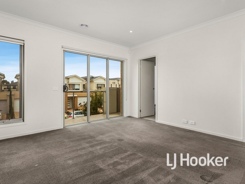 6 Broadbeach Circuit, Sanctuary Lakes VIC 3030