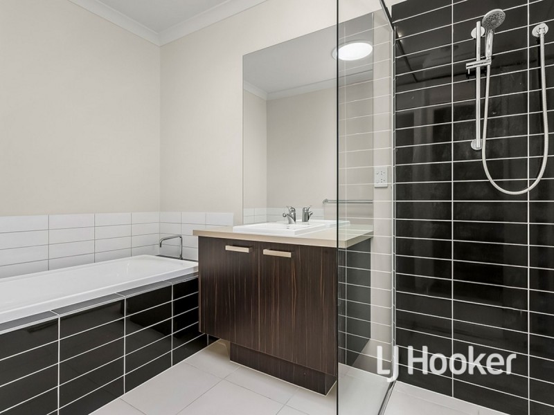 6 Broadbeach Circuit, Sanctuary Lakes VIC 3030