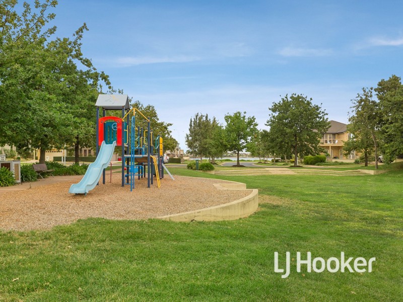 6 Broadbeach Circuit, Sanctuary Lakes VIC 3030