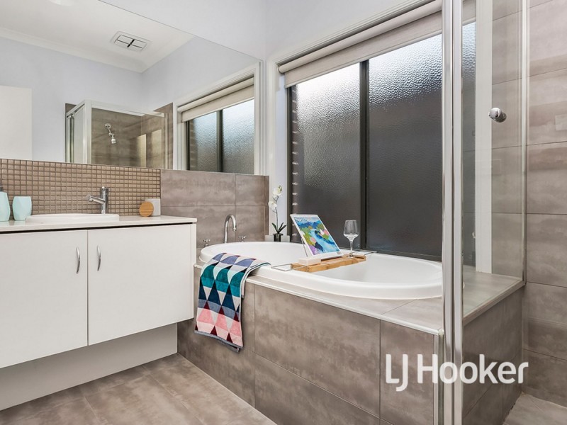 17 Pier Way, Point Cook VIC 3030