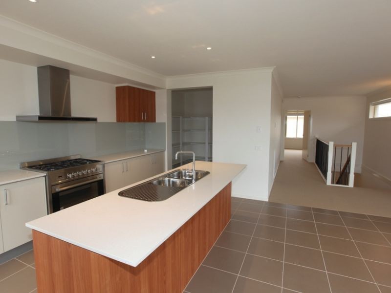 26 Seafarer Way, Sanctuary Lakes VIC 3030