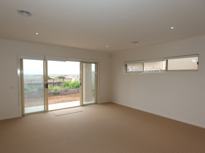 26 Seafarer Way, Sanctuary Lakes VIC 3030