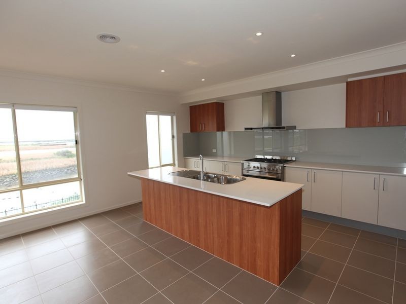 26 Seafarer Way, Sanctuary Lakes VIC 3030