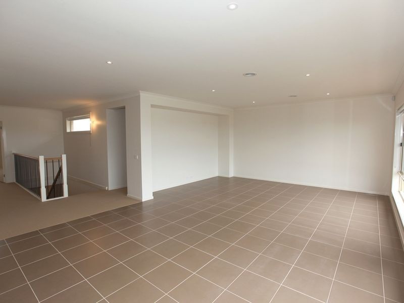 26 Seafarer Way, Sanctuary Lakes VIC 3030