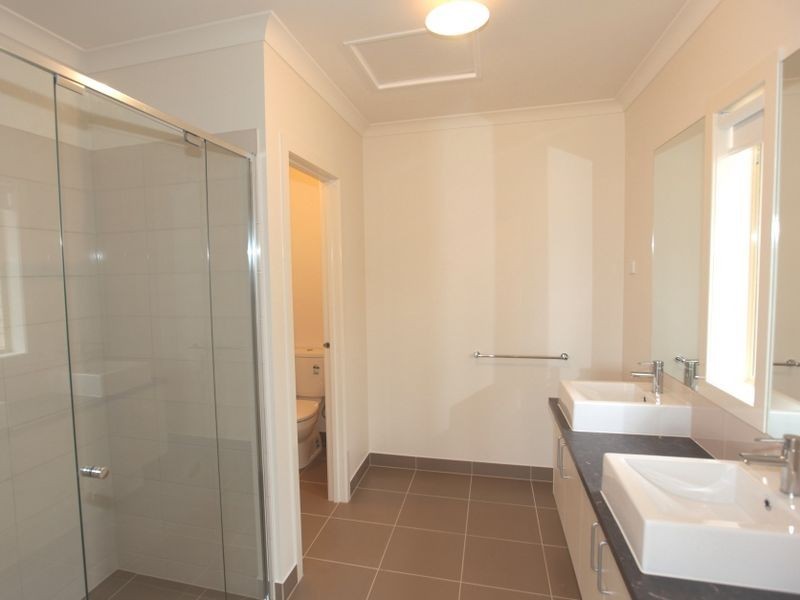 26 Seafarer Way, Sanctuary Lakes VIC 3030