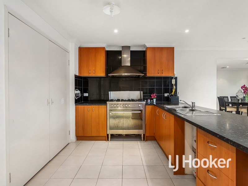 37 Edgewater Circuit, Cairnlea VIC 3023