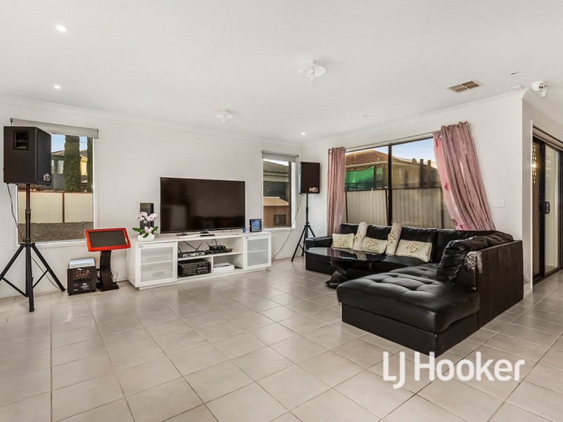 37 Edgewater Circuit, Cairnlea VIC 3023