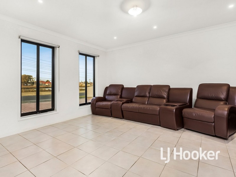 37 Edgewater Circuit, Cairnlea VIC 3023