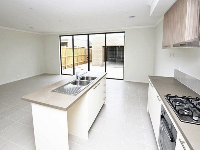 19 Chessington Drive, Williams Landing VIC 3027