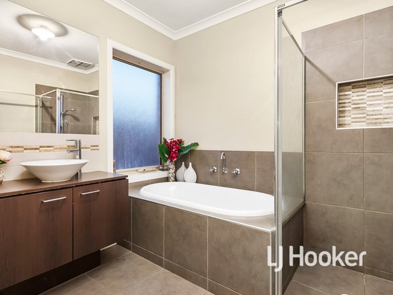 4 Manoora Terrace, Point Cook VIC 3030