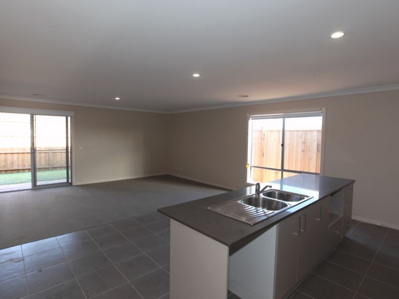 6 Warren Place, Truganina VIC 3029