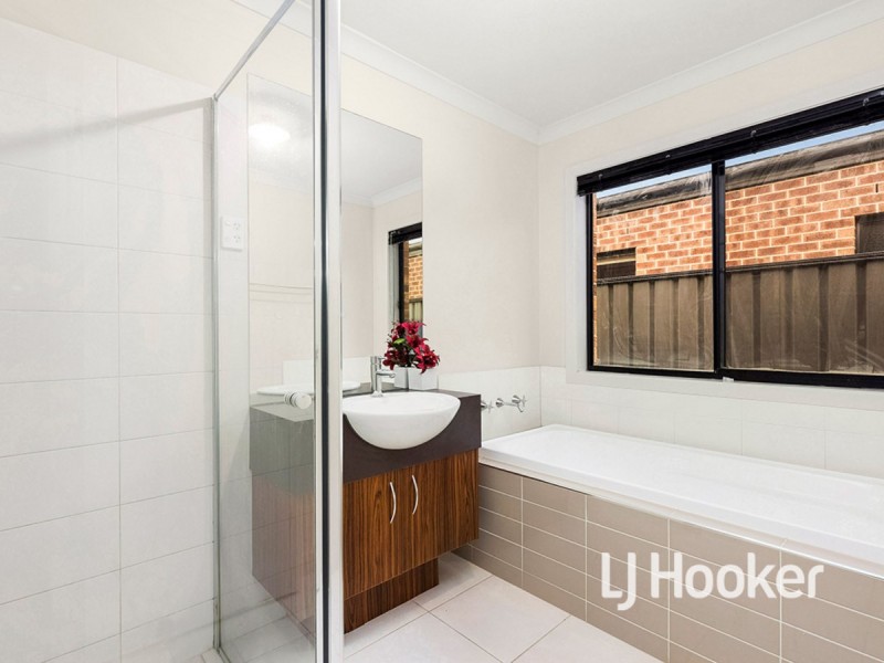 27 Tamar Avenue, Point Cook VIC 3030