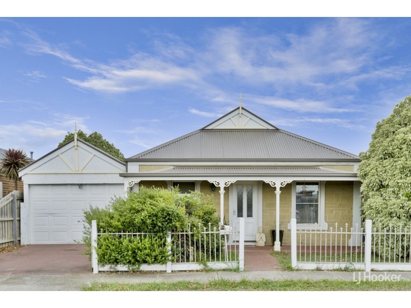 17 Inverloch Drive, Point Cook VIC 3030