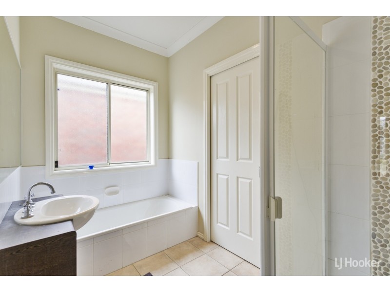 17 Inverloch Drive, Point Cook VIC 3030