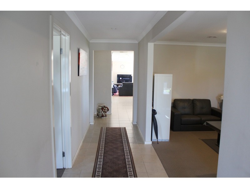 16 Whitecaps Avenue, Point Cook VIC 3030