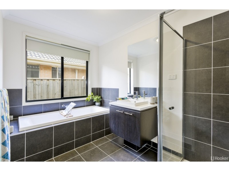152 Sanctuary Lakes South Boulevard, Sanctuary Lakes VIC 3030