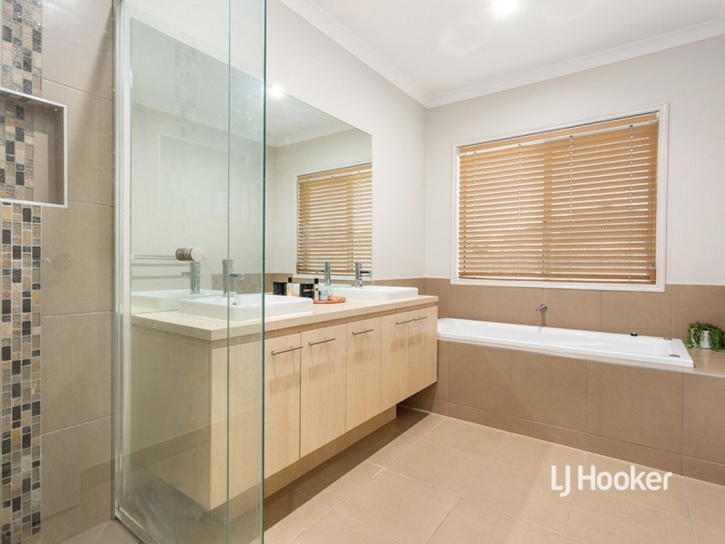 15 Statesman Way, Point Cook VIC 3030