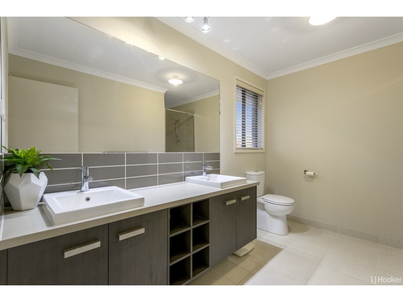 14 Pier Way, Point Cook VIC 3030