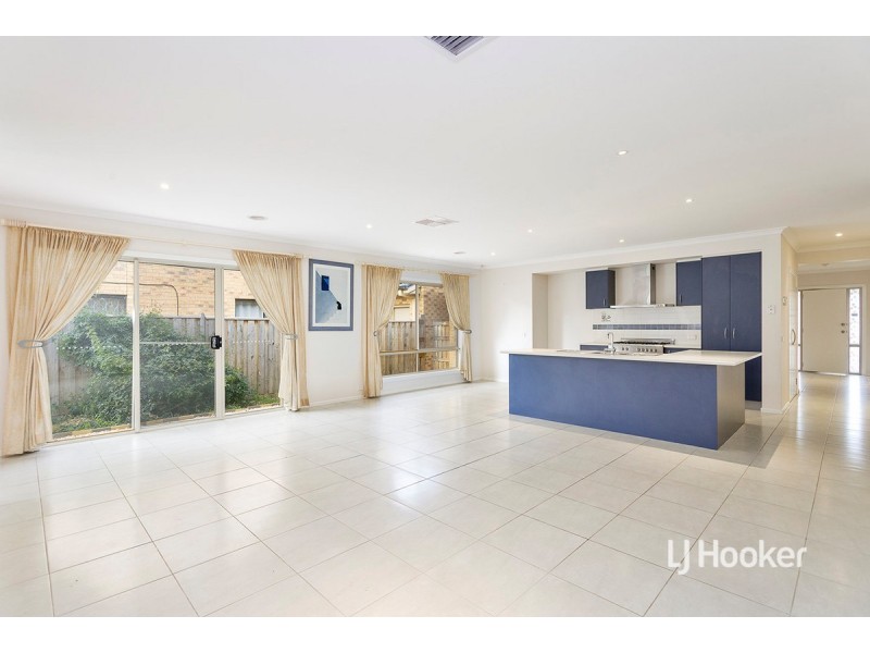 8 Tarcoola Crescent, Sanctuary Lakes VIC 3030