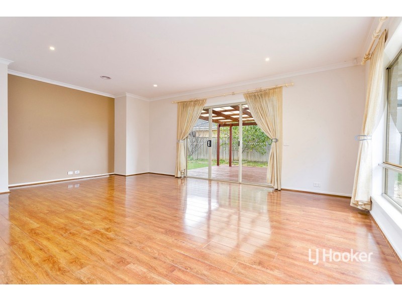 8 Tarcoola Crescent, Sanctuary Lakes VIC 3030