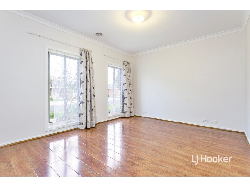 8 Tarcoola Crescent, Sanctuary Lakes VIC 3030