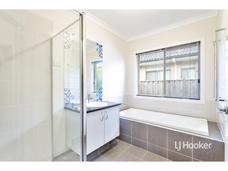 8 Tarcoola Crescent, Sanctuary Lakes VIC 3030