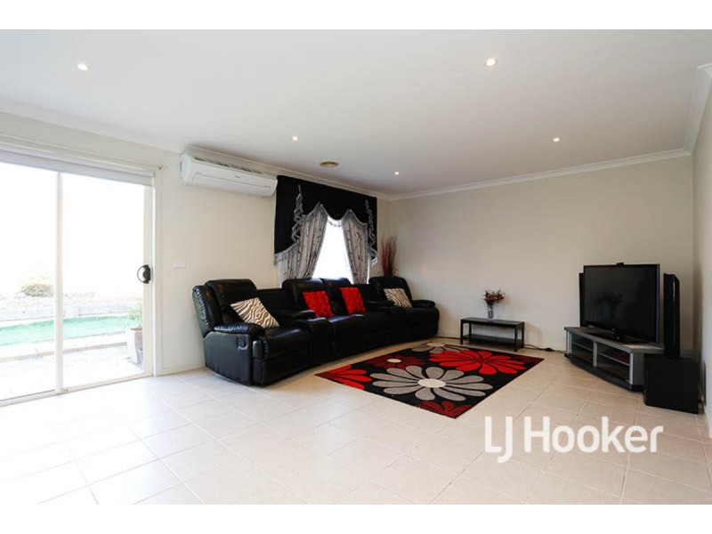 16 Emily Crescent, Point Cook VIC 3030