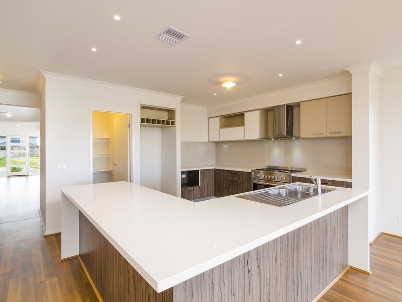 18 Outrigger Court Sanctuary Lake, Point Cook VIC 3030