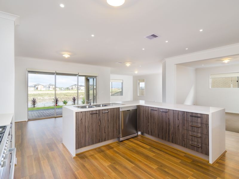 18 Outrigger Court Sanctuary Lake, Point Cook VIC 3030